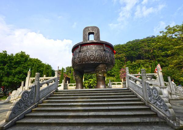 方世玉是广东肇庆人，鼎湖山上有衣冠冢
