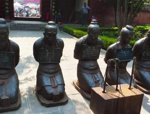 岳飞是被宋高宗害死的，墓前为何有秦桧的跪像，而无赵构？
