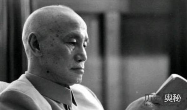 蒋介石为何总是时常以光头示人？