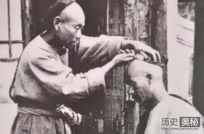 剃头匠失手成名医的故事