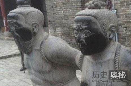 秦桧跪像旁边的女性是谁？她为什么要跪着