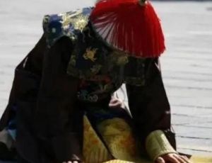 清朝官员下跪为什么甩袖子